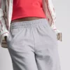 Jogginghose mit weitem Bein und Falten aus baumwollreichem Material Jogginghose mit weitem Bein und Falten aus baumwollreichem Material