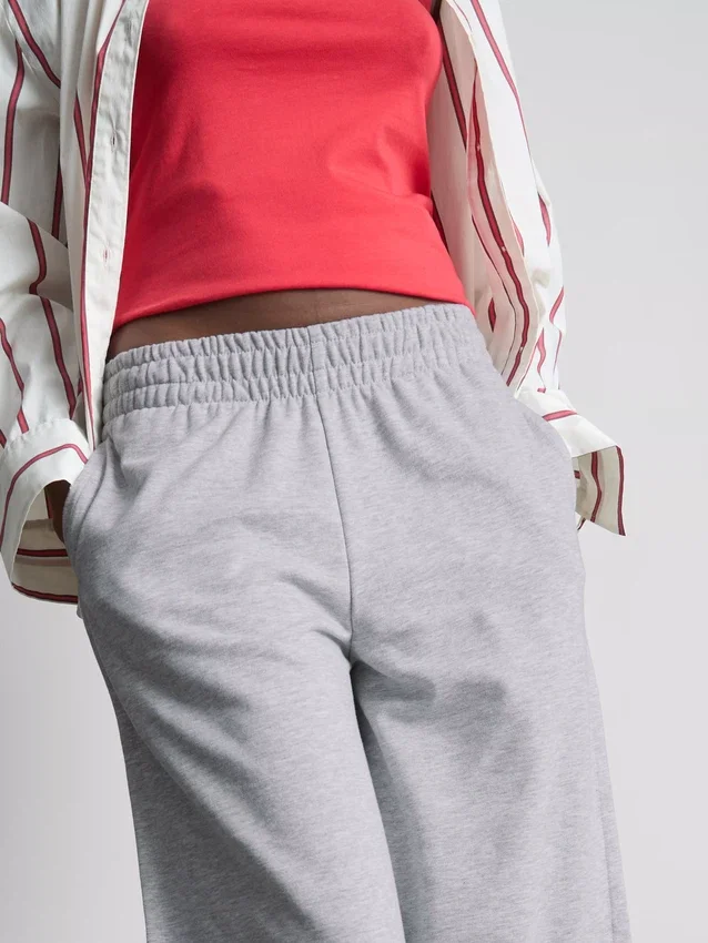 Jogginghose mit weitem Bein und Falten aus baumwollreichem Material Jogginghose mit weitem Bein und Falten aus baumwollreichem Material