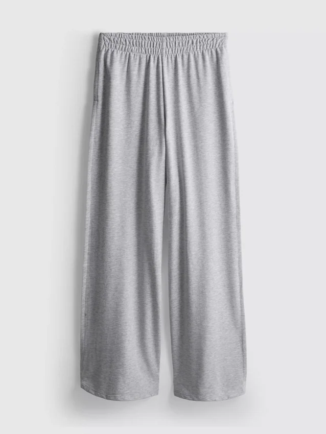 Jogginghose mit weitem Bein und Falten aus baumwollreichem Material Jogginghose mit weitem Bein und Falten aus baumwollreichem Material