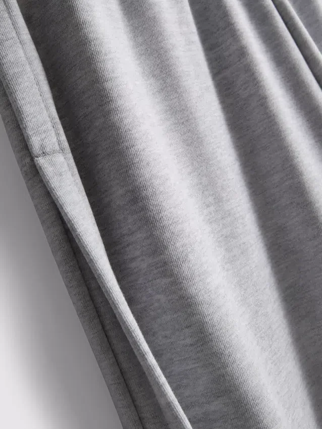 Jogginghose mit weitem Bein und Falten aus baumwollreichem Material Jogginghose mit weitem Bein und Falten aus baumwollreichem Material