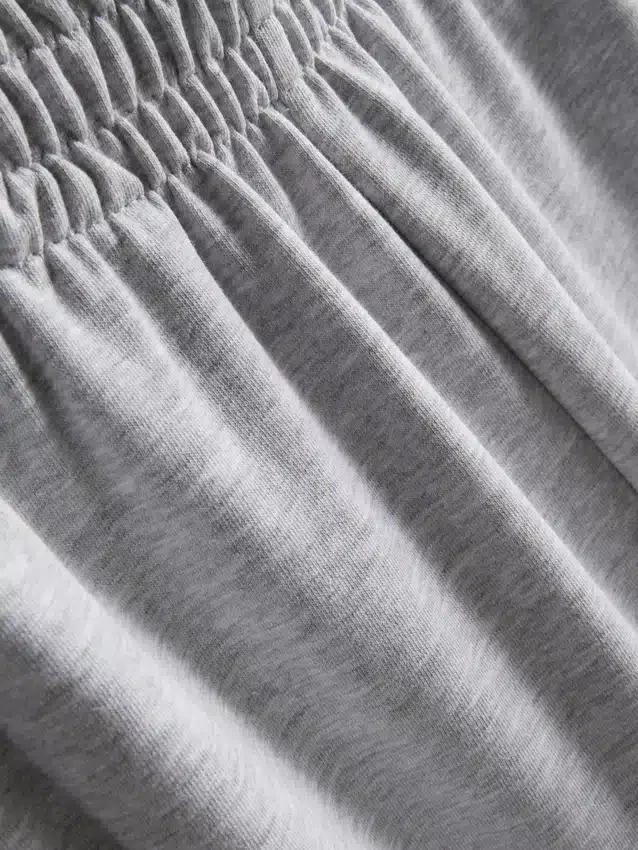 Jogginghose mit weitem Bein und Falten aus baumwollreichem Material Jogginghose mit weitem Bein und Falten aus baumwollreichem Material