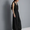 Jumpsuit mit V-Ausschnitt und Ballonbeinen Jumpsuit mit V-Ausschnitt und Ballonbeinen
