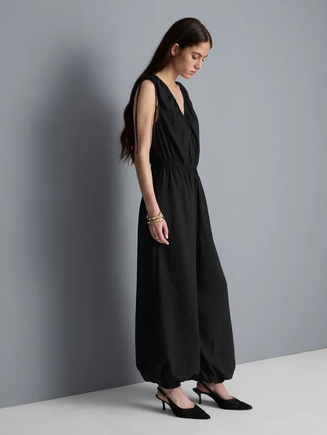 Jumpsuit mit V-Ausschnitt und Ballonbeinen Jumpsuit mit V-Ausschnitt und Ballonbeinen