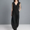 Jumpsuit mit V-Ausschnitt und Ballonbeinen Jumpsuit mit V-Ausschnitt und Ballonbeinen