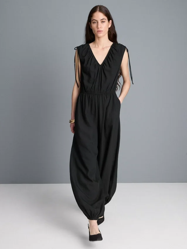 Jumpsuit mit V-Ausschnitt und Ballonbeinen Jumpsuit mit V-Ausschnitt und Ballonbeinen