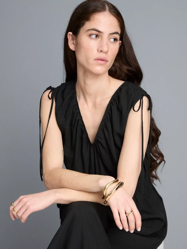 Jumpsuit mit V-Ausschnitt und Ballonbeinen Jumpsuit mit V-Ausschnitt und Ballonbeinen