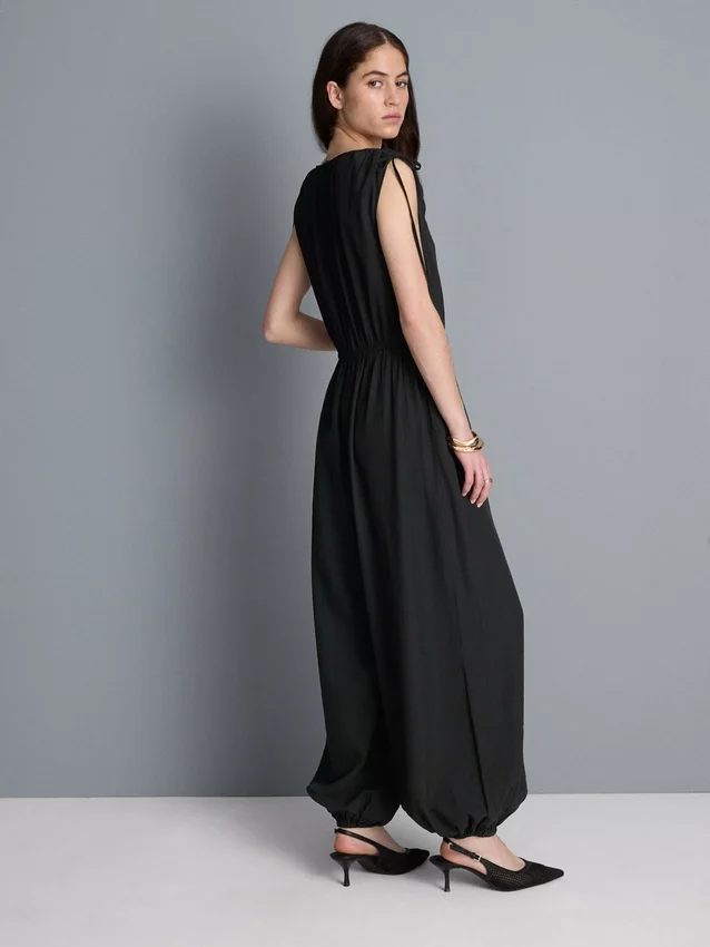 Jumpsuit mit V-Ausschnitt und Ballonbeinen Jumpsuit mit V-Ausschnitt und Ballonbeinen