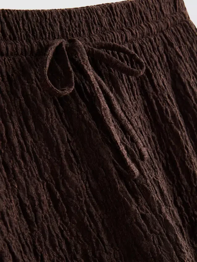 Knautschige Hose mit geradem Bein und Kordelzug Knautschige Hose mit geradem Bein und Kordelzug