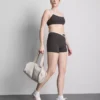 Kontrastfarbene Active-Shorts mit Überkreuz-Design
