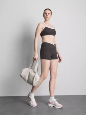 Kontrastfarbene Active-Shorts mit Überkreuz-Design