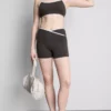 Kontrastfarbene Active-Shorts mit Überkreuz-Design