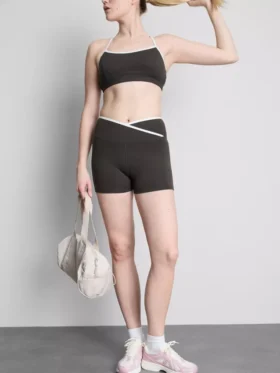 Kontrastfarbene Active-Shorts mit Überkreuz-Design