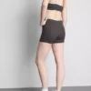 Kontrastfarbene Active-Shorts mit Überkreuz-Design