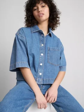 Kürzliches, kastenförmiges Hemd aus Baumwoll-Denim