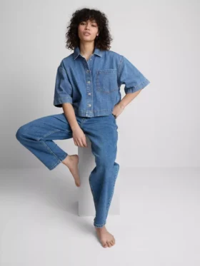 Kürzliches, kastenförmiges Hemd aus Baumwoll-Denim