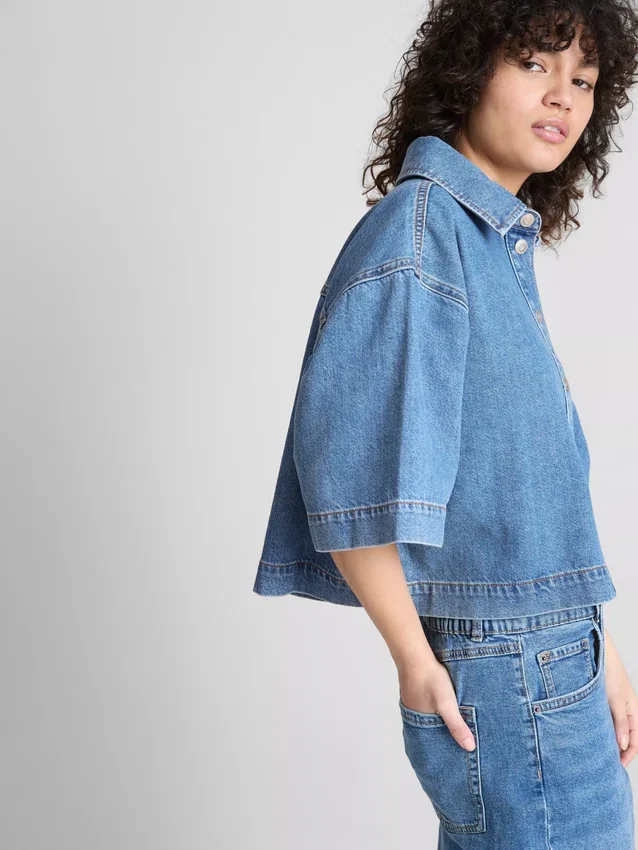 Kürzliches, kastenförmiges Hemd aus Baumwoll-Denim Kürzliches, kastenförmiges Hemd aus Baumwoll-Denim