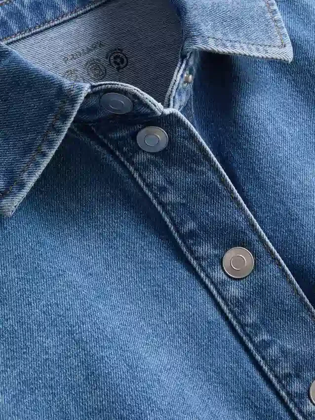 Kürzliches, kastenförmiges Hemd aus Baumwoll-Denim Kürzliches, kastenförmiges Hemd aus Baumwoll-Denim