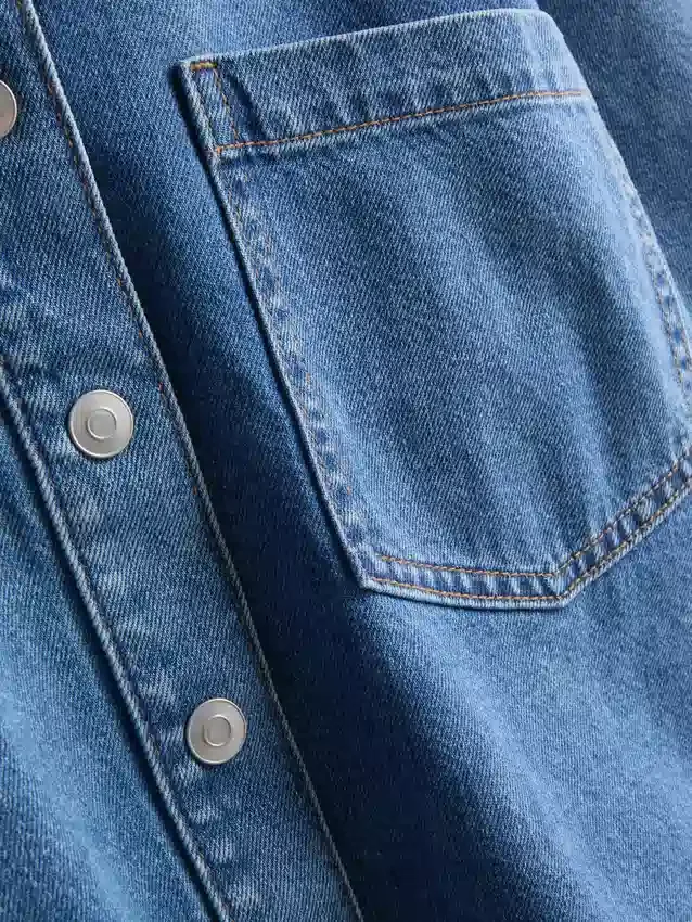 Kürzliches, kastenförmiges Hemd aus Baumwoll-Denim Kürzliches, kastenförmiges Hemd aus Baumwoll-Denim