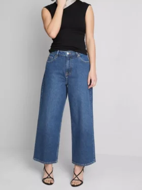 Kurze Denim-Jeans mit weitem Bein