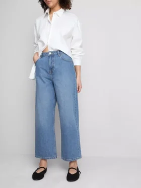 Kurze Denim-Jeans mit weitem Bein