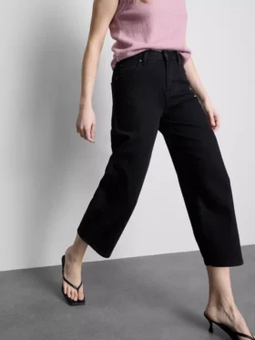 Kurze Denim-Jeans mit weitem Bein