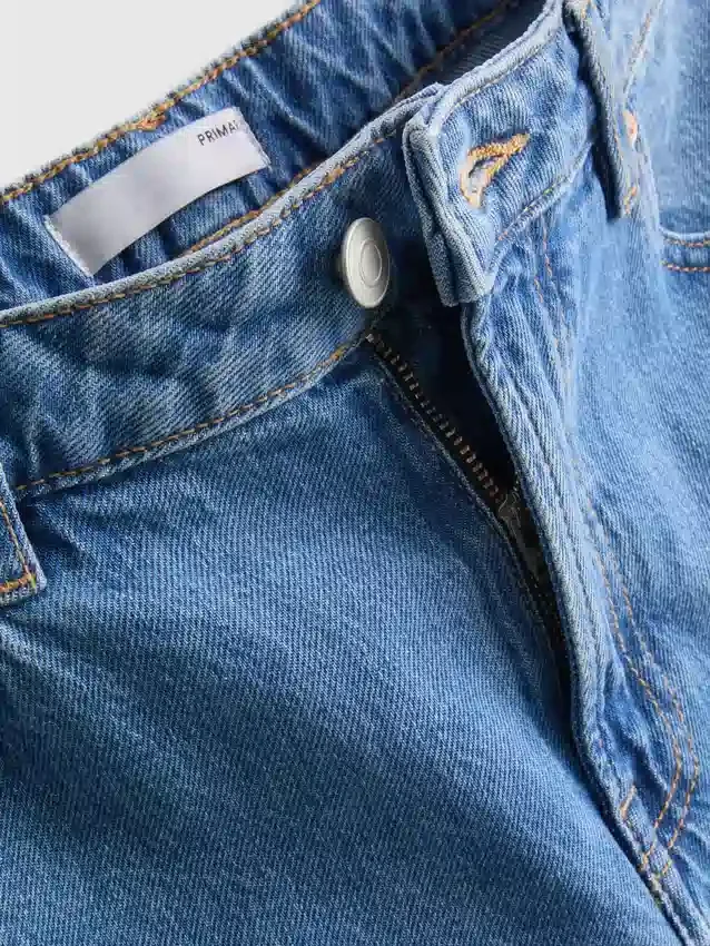 Kurze Denim-Jeans mit weitem Bein Kurze Denim-Jeans mit weitem Bein