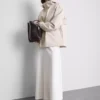 Kurze, taillierte Regenjacke Kurze, taillierte Regenjacke