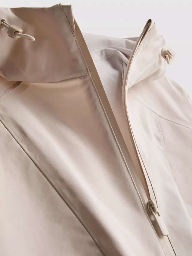 Kurze, taillierte Regenjacke Kurze, taillierte Regenjacke