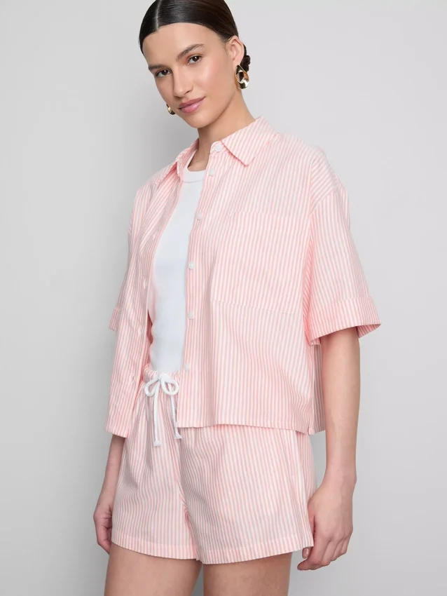 Kurzes, kastenförmiges Oxford-Shirt mit kurzen Ärmeln Kurzes, kastenförmiges Oxford-Shirt mit kurzen Ärmeln