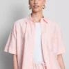 Kurzes, kastenförmiges Oxford-Shirt mit kurzen Ärmeln Kurzes, kastenförmiges Oxford-Shirt mit kurzen Ärmeln