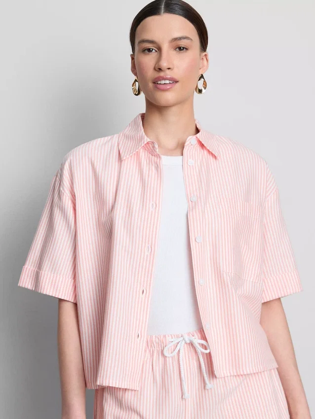 Kurzes, kastenförmiges Oxford-Shirt mit kurzen Ärmeln Kurzes, kastenförmiges Oxford-Shirt mit kurzen Ärmeln