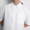 Kurzes, kastenförmiges Oxford-Shirt mit kurzen Ärmeln Kurzes, kastenförmiges Oxford-Shirt mit kurzen Ärmeln