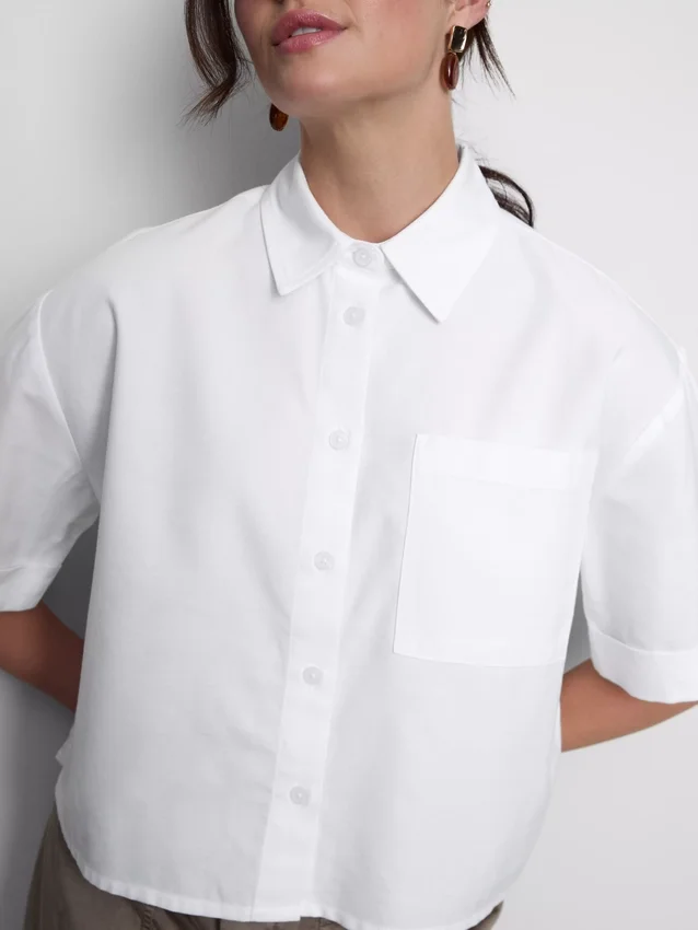 Kurzes, kastenförmiges Oxford-Shirt mit kurzen Ärmeln Kurzes, kastenförmiges Oxford-Shirt mit kurzen Ärmeln