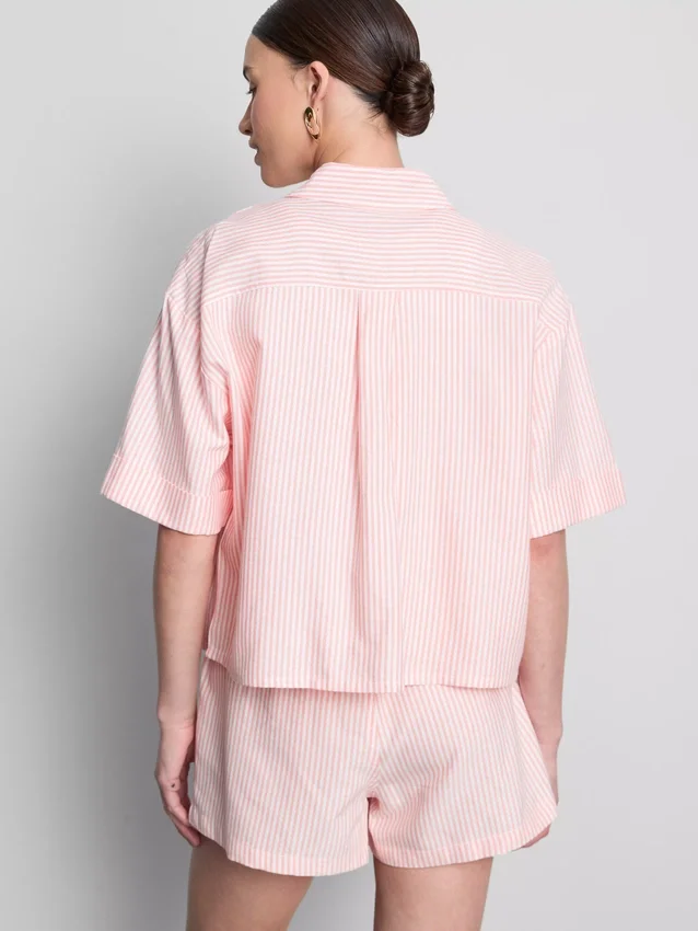 Kurzes, kastenförmiges Oxford-Shirt mit kurzen Ärmeln Kurzes, kastenförmiges Oxford-Shirt mit kurzen Ärmeln