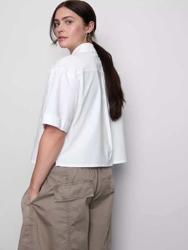 Kurzes, kastenförmiges Oxford-Shirt mit kurzen Ärmeln Kurzes, kastenförmiges Oxford-Shirt mit kurzen Ärmeln