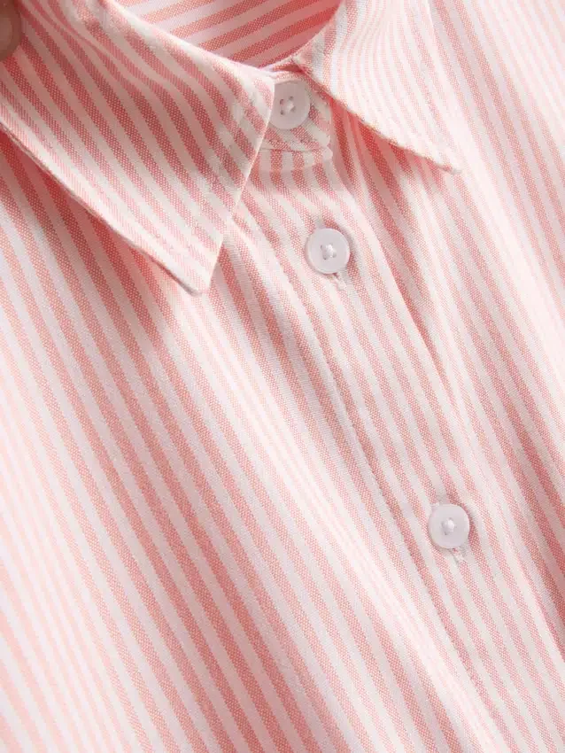 Kurzes, kastenförmiges Oxford-Shirt mit kurzen Ärmeln Kurzes, kastenförmiges Oxford-Shirt mit kurzen Ärmeln