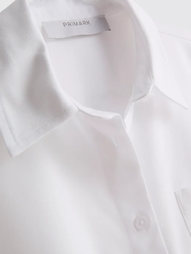Kurzes, kastenförmiges Oxford-Shirt mit kurzen Ärmeln Kurzes, kastenförmiges Oxford-Shirt mit kurzen Ärmeln