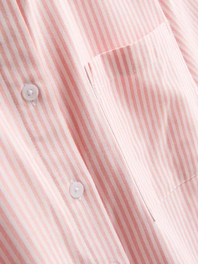 Kurzes, kastenförmiges Oxford-Shirt mit kurzen Ärmeln Kurzes, kastenförmiges Oxford-Shirt mit kurzen Ärmeln
