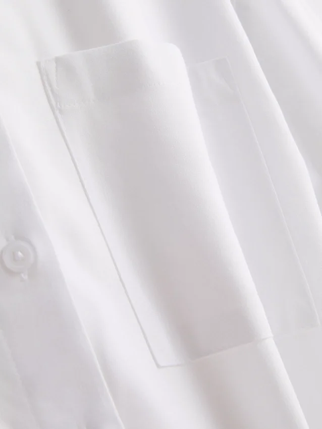 Kurzes, kastenförmiges Oxford-Shirt mit kurzen Ärmeln Kurzes, kastenförmiges Oxford-Shirt mit kurzen Ärmeln