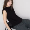Kurzes, ärmelloses T-Shirt mit Schulterpolstern Kurzes, ärmelloses T-Shirt mit Schulterpolstern
