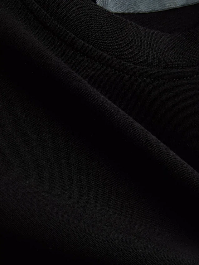 Kurzes, ärmelloses T-Shirt mit Schulterpolstern Kurzes, ärmelloses T-Shirt mit Schulterpolstern