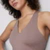 Kurzes Sport-Top mit V-Ausschnitt Kurzes Sport-Top mit V-Ausschnitt
