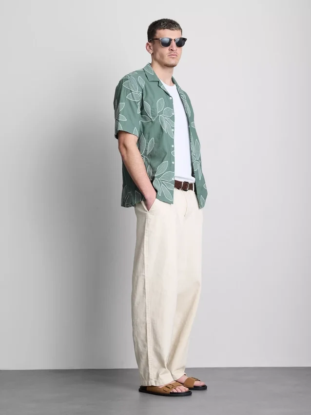 Kurzärmeliges Button-Down-Hemd mit Blattstickerei Kurzärmeliges Button-Down-Hemd mit Blattstickerei