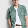 Kurzärmeliges Button-Down-Hemd mit Blattstickerei Kurzärmeliges Button-Down-Hemd mit Blattstickerei