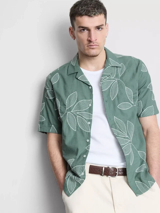 Kurzärmeliges Button-Down-Hemd mit Blattstickerei Kurzärmeliges Button-Down-Hemd mit Blattstickerei