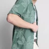 Kurzärmeliges Button-Down-Hemd mit Blattstickerei Kurzärmeliges Button-Down-Hemd mit Blattstickerei