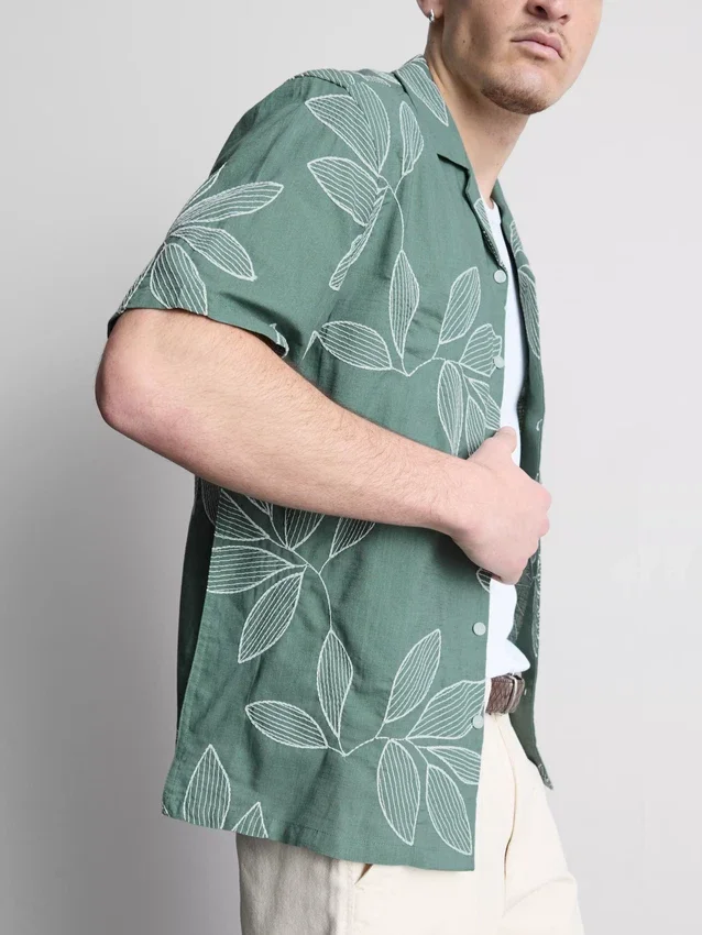Kurzärmeliges Button-Down-Hemd mit Blattstickerei Kurzärmeliges Button-Down-Hemd mit Blattstickerei