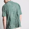 Kurzärmeliges Button-Down-Hemd mit Blattstickerei Kurzärmeliges Button-Down-Hemd mit Blattstickerei