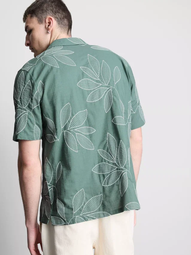 Kurzärmeliges Button-Down-Hemd mit Blattstickerei Kurzärmeliges Button-Down-Hemd mit Blattstickerei