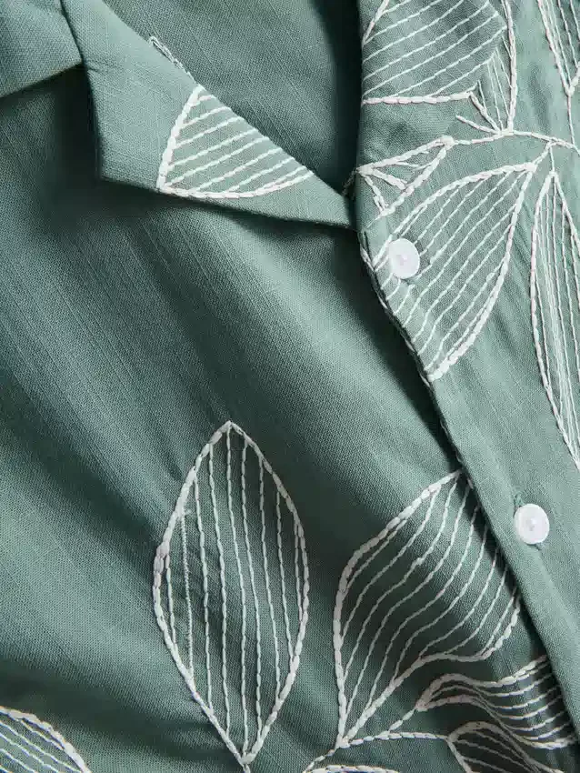 Kurzärmeliges Button-Down-Hemd mit Blattstickerei Kurzärmeliges Button-Down-Hemd mit Blattstickerei